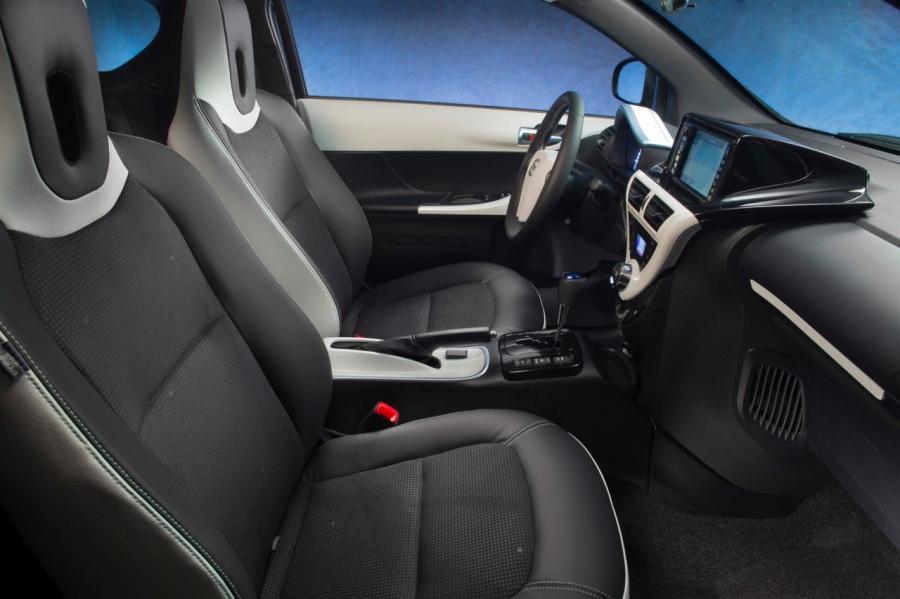  Toyota iQ EV 2013 года  (фото 27 из 29)